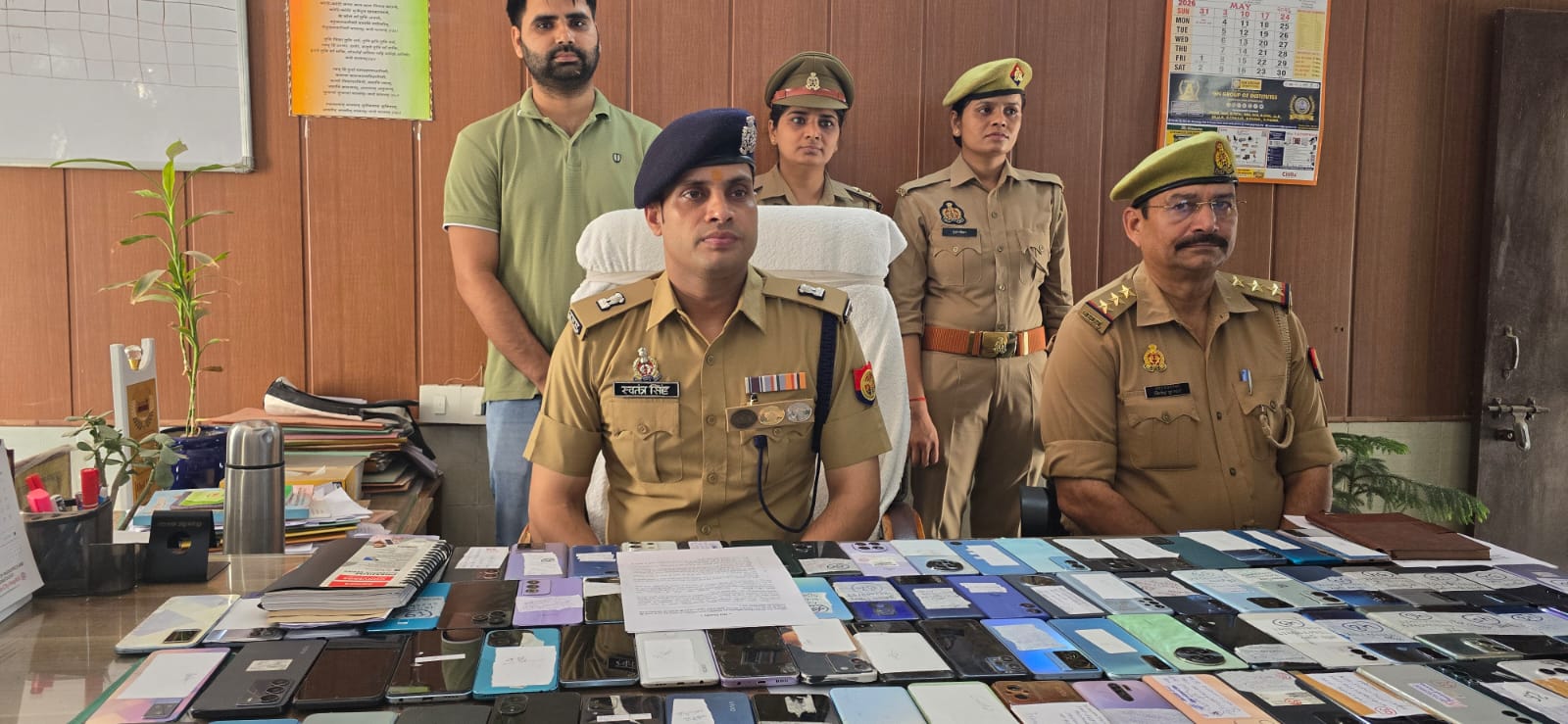 गौतमबुद्धनगर पुलिस की शानदार सफलता, 121 खोए स्मार्टफोन बरामद कर किए सुपुर्द