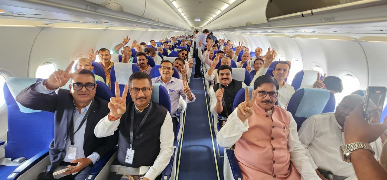 जेवर से लखनऊ की पहली उड़ान: किसानों के सम्मान में सीएम योगी का संदेश, कहा- अब ‘कुबेर’ भी आना चाहते हैं जेवर